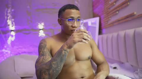 logan_varela online show from May 25, 2:12 pm