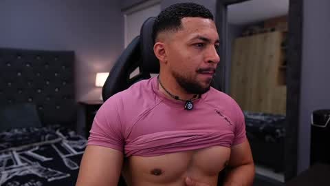 Snapshot of loganmartinx chatting on May 17, 9:33 pm loganmartinx online show from May 17, 9:33 pm