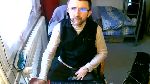 Snapshot of lokoum39 chatting on December 11, 11:19 am lokoum39 online show from December 11, 11:19 am