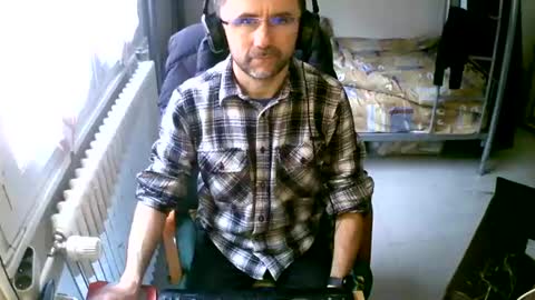 Snapshot of lokoum39 chatting on February 11, 11:21 am lokoum39 online show from February 11, 11:21 am