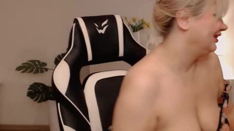  Lola  online show from March 11, 6:08 am