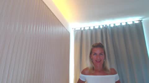 Snapshot of lolaaelita chatting on December 4, 6:55 am Lola online show from December 4, 6:55 am