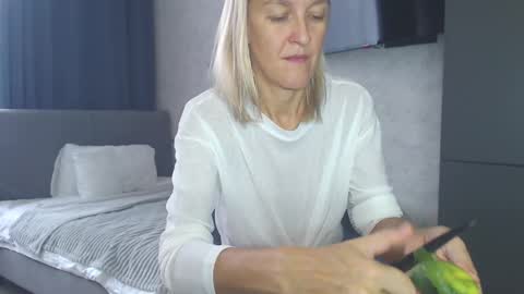 Snapshot of lolaaelita chatting on October 6, 6:44 am Lola online show from October 6, 6:44 am