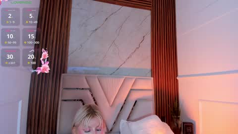 Snapshot of lolaangellx chatting on December 28, 3:04 am Lola Angel online show from December 28, 3:04 am