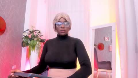 lola online show from October 22, 4:24 am