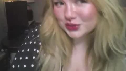 Lola Peach xo online show from November 7, 7:25 pm