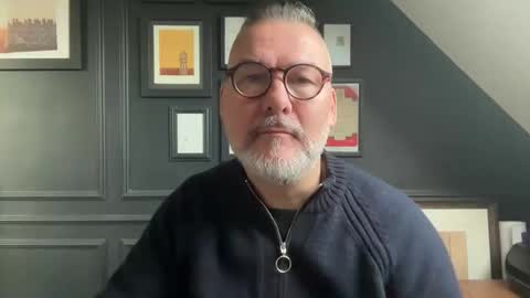 Snapshot of londongent2023 chatting on December 19, 9:16 am EnglishBear online show from December 19, 9:16 am