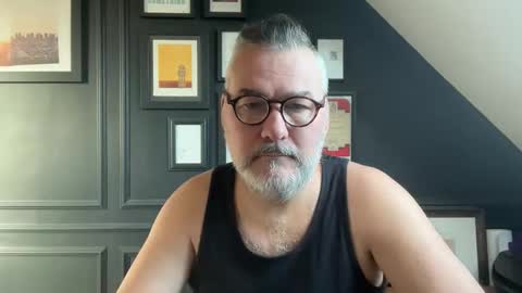 Snapshot of londongent2023 chatting on February 4, 11:05 am EnglishBear online show from February 4, 11:05 am