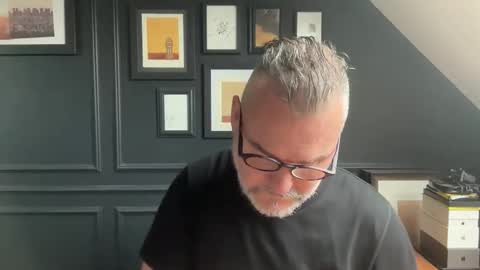 Snapshot of londongent2023 chatting on February 11, 10:09 am EnglishBear online show from February 11, 10:09 am