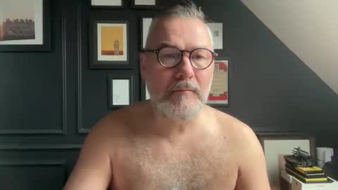 Snapshot of londongent2023 chatting on February 26, 9:19 am EnglishBear online show from February 26, 9:19 am