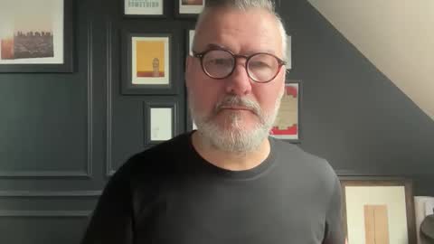 Snapshot of londongent2023 chatting on March 4, 8:42 am EnglishBear online show from March 4, 8:42 am