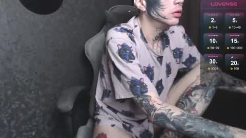 Snapshot of lone1ycrystal chatting on December 14, 11:07 am Chris online show from December 14, 11:07 am