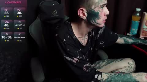 Snapshot of lone1ycrystal chatting on October 30, 10:43 pm Chris online show from October 30, 10:43 pm