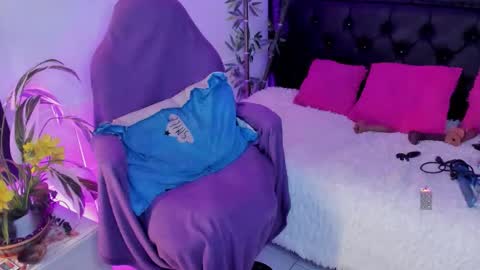 Snapshot of lonely_shewolf chatting on February 9, 4:11 pm Jennifer online show from February 9, 4:11 pm