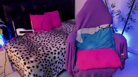 Snapshot of lonely_shewolf chatting on February 21, 6:42 pm Jennifer online show from February 21, 6:42 pm