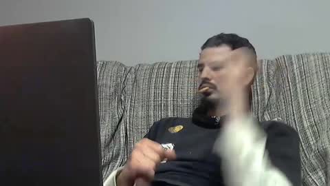 Snapshot of longnight5 chatting on February 17, 2:20 am Alejandro Rulitos Twitter longnight55 Intagram 5longnight5 online show from February 17, 2:20 am