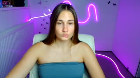 Snapshot of lora_kisses chatting on August 4, 5:43 am Lora online show from August 4, 5:43 am