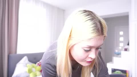 Snapshot of loradelora chatting on February 17, 7:38 am Lora online show from February 17, 7:38 am