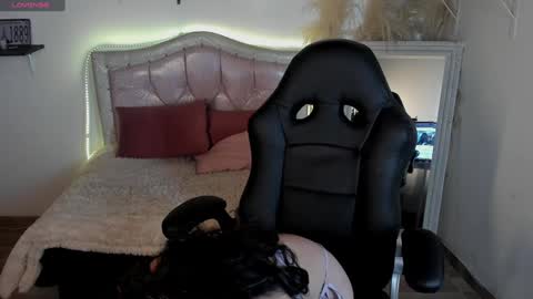 loraine online show from December 18, 8:57 pm