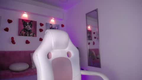 Snapshot of loreley_novoa chatting on February 25, 3:27 am LORELI online show from February 25, 3:27 am