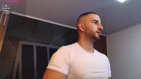 Snapshot of lorenzo_walker_ chatting on April 17, 5:16 pm L O R E N Z O Thumbs Up help online show from April 17, 5:16 pm