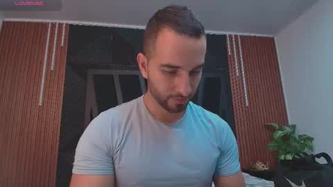 Snapshot of lorenzo_walker_ chatting on May 1, 5:39 pm L O R E N Z O Thumbs Up help online show from May 1, 5:39 pm