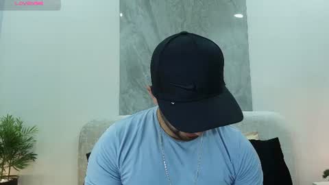 Snapshot of lorenzo_walker_ chatting on June 11, 5:44 pm L O R E N Z O Thumbs Up help online show from June 11, 5:44 pm