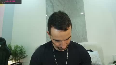 Snapshot of lorenzo_walker_ chatting on June 26, 5:39 pm L O R E N Z O Thumbs Up help online show from June 26, 5:39 pm