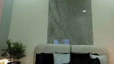 Snapshot of lorenzo_walker_ chatting on June 29, 5:35 pm L O R E N Z O Thumbs Up help online show from June 29, 5:35 pm