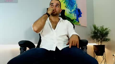 Snapshot of lorenzo_walker_ chatting on July 8, 6:12 pm L O R E N Z O Thumbs Up help online show from July 8, 6:12 pm