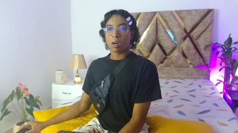 Snapshot of louis_hardstar chatting on December 9, 8:33 pm Louis Valdz online show from December 9, 8:33 pm