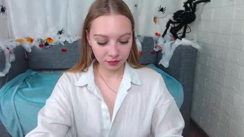 Snapshot of love_bella_ chatting on October 22, 12:44 am love bella online show from October 22, 12:44 am