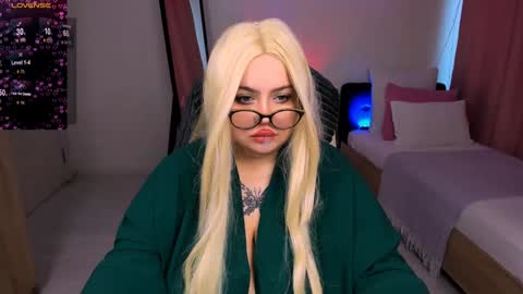 Snapshot of love_insidee chatting on February 2, 8:02 am Sailor online show from February 2, 8:02 am