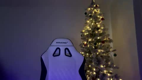 Love online show from December 4, 8:06 pm