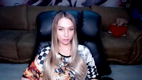 Snapshot of lovellymalina chatting on October 24, 1:51 pm private open online show from October 24, 1:51 pm
