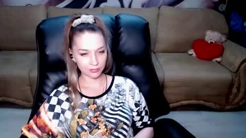 Snapshot of lovellymalina chatting on May 20, 3:51 pm private open online show from May 20, 3:51 pm