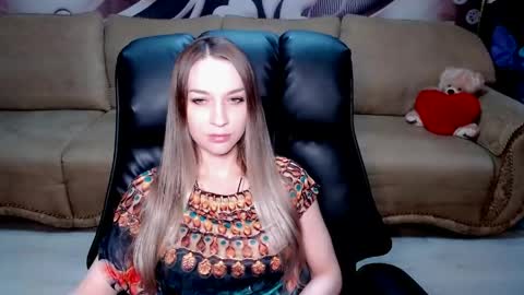 Snapshot of lovellymalina chatting on June 5, 12:33 pm private open online show from June 5, 12:33 pm
