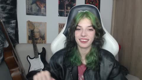 Snapshot of lovely_cass chatting on December 17, 1:29 am Cassie online show from December 17, 1:29 am