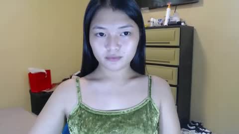 Snapshot of lovely_laura09 chatting on December 2, 8:19 am Lovely Laura online show from December 2, 8:19 am