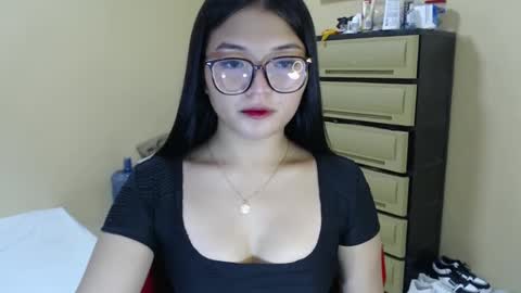 Snapshot of lovely_laura09 chatting on December 12, 5:10 am Lovely Laura online show from December 12, 5:10 am