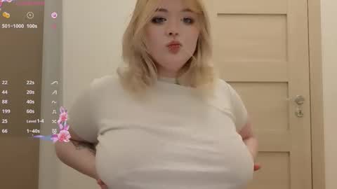 Snapshot of lovely_leilla chatting on October 24, 7:21 pm lovely_leilla online show from October 24, 7:21 pm