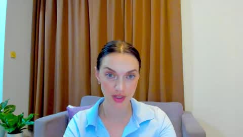 Mia online show from October 17, 11:46 am