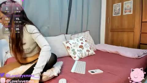 Snapshot of lovelyemma__ chatting on October 9, 2:53 am online show from October 9, 2:53 am