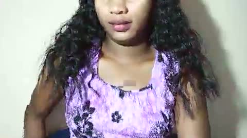 lovelylarra online show from May 15, 8:10 am