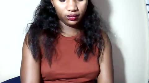 lovelylarra online show from May 30, 9:01 pm