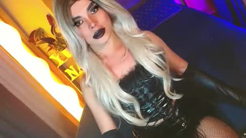 lovelymiss_shyna11 online show from April 10, 9:47 am