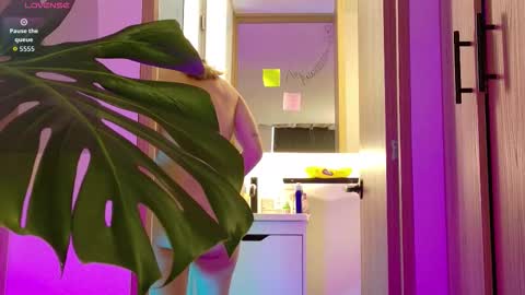 Snapshot of loveskingdom chatting on February 9, 2:21 pm LovesKingdom online show from February 9, 2:21 pm