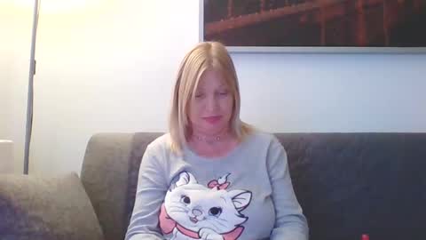 Marlyn online show from December 4, 2:59 pm