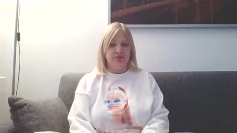 Marlyn online show from December 16, 4:38 pm