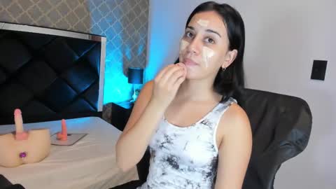 Snapshot of loving_darcy_ chatting on March 1, 12:23 pm Darcy online show from March 1, 12:23 pm